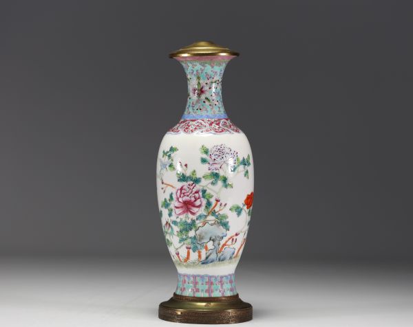 Chine - Vase en porcelaine de la famille rose à décor de fleurs, époque république.