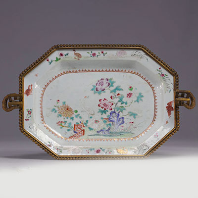 Chine - plat en porcelaine famille rose monté bronze, XVIIIe siècle.