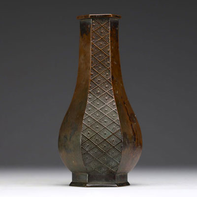 Chine - Petite vase en bronze à base et pense hexagonale, XVIIIème.