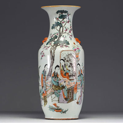 Chine - Vase en porcelaine de chine à décor de personnages