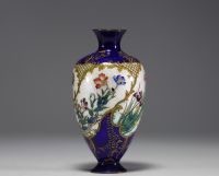 Japon - Vase en émail cloisonné bleu à décor floral sur fond blanc.