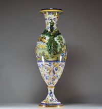 Grand vase balustre Majolique à deux anses en forme de chimères, décor polychrome dans un style raffaelesque, Italie, XXème.