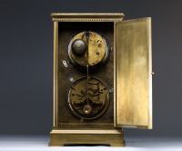 Pendule borne en laiton à deux cadrans, cadran supérieur émaillé blanc à chiffres romains pour les heures, cadran inférieur à complications, Angleterre, XIXème.