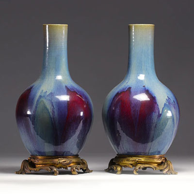 Rare paire de vases en porcelaine de chine à glaçure flammée montées sur bronze du XVIIIe siècle