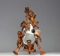 Miroir violon orné de chérubins et d'instruments de musique en bois sculpté, XIXème.