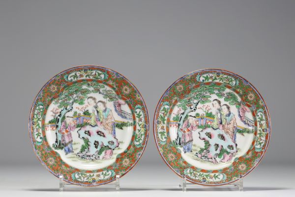 Chine - Paire d'assiettes en porcelaine famille rose à décor de personnages.