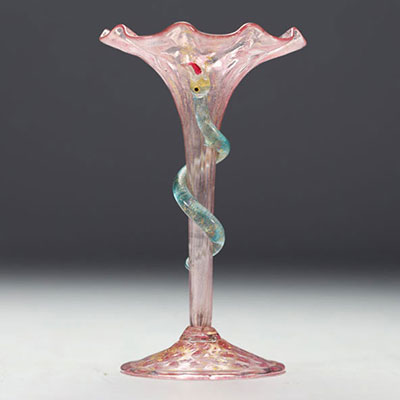Murano - Vase on foot in pink blown glass and gold flakes, a snake coiling the foot.
