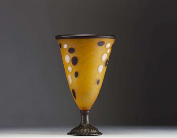 Charles SCHNEIDER (1881-1953) - Rare vase en verre multicouche dégagé à l'acide à décor de petites sphères, signature au berlingot.