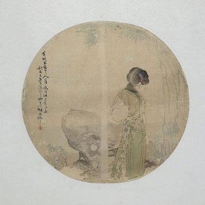 Chine - Peinture d'éventail sur soie, élégante, poème et cachet, époque XIXème.