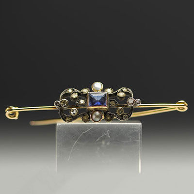 Brooch in 18k gold, platinum, sapphire, pearls and diamonds weighing 5.7gr.