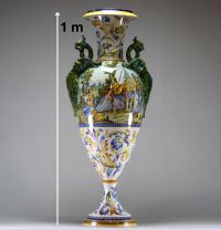 Grand vase balustre Majolique à deux anses en forme de chimères, décor polychrome dans un style raffaelesque, Italie, XXème.