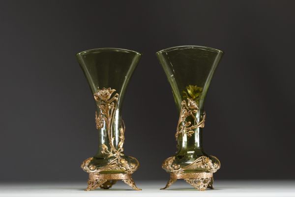 Paire de vases en verre et monture en bronze doré à décor floral prémices de l'Art Nouveau.