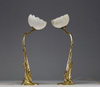 Louis MAJORELLE (1859-1926) - Rare paire de lampes de table en bronze doré en forme de nénuphar, bobèches en verre Daum Nancy rapportées.