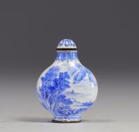 China- white and blue enameled porcelain snuffbox, Qing period.