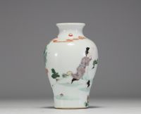 Chine - Vase en porcelaine polychrome à décor de personnages.