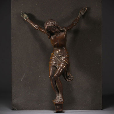 Christ en bronze à patine brune, corps en torsion, d'époque XVIIIème.