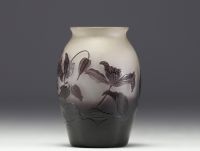 Paul NICOLAS ( 1875-1952) d'Argental - Vase en verre multicouche dégagé à l'acide à décor floral, signé.