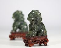 Chine - Paire de Lions de Fô, gardiens de temples, en jade vert sur terrasses en bois ajourées et moulurées.