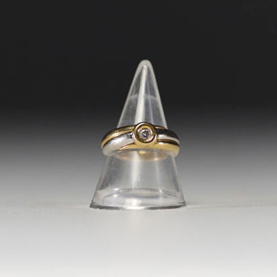 Bague en or blanc et jaune 18k sertie d'un diamant taille brillant pour un poids total de 3.5gr.