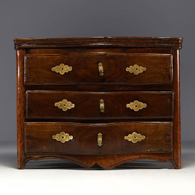 Meuble de maîtrise, commode galbée en noyer, époque XVIIIe siècle.