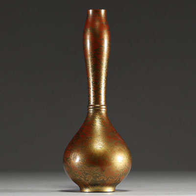 Japon - Vase en bronze, technique Murashido à patine rouge et or, période Taishō, XXème, marque sous la pièce.