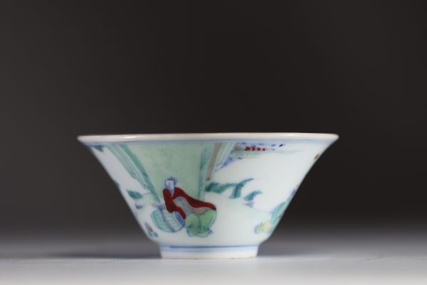 Chine - Rare bol en porcelaine polychrome Doucai à décor de personnages, époque Kangxi, marque au bleu dans la pièce.