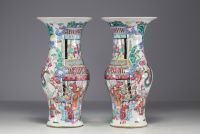 Chine - Paire de vases en porcelaine famille rose à décor de sages, époque XIXème