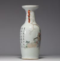 China - A large famille rose porcelain vase decorated with dignitaries, Qing period, 19th century.