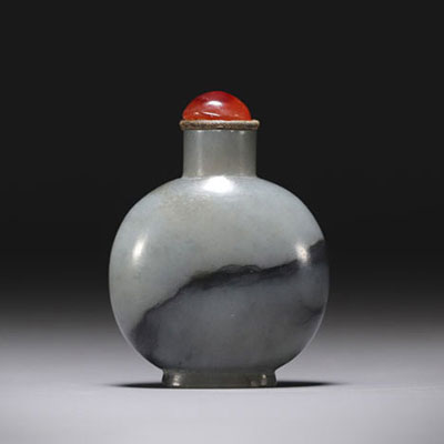 China - Snuffbox in grey jade.