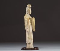 Chine - Guanyin, sculpture en ivoire sur socle en bois exotique, d'époque Ming.