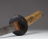 Japon - Katana ancien, fourreau en laque et incrustations de nacre, tsuka en galuchat et toile, tsuba ajouré à décor d'une fleur, période Edo, XVIIIème.