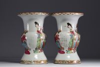 Chine - Paire de vases en porcelaine famille rose à décor de dignitaires, courtisanes et poèmes, époque XIXème.