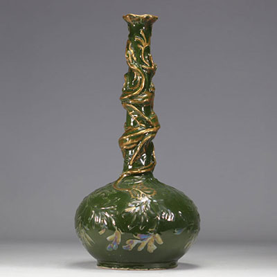 Vase en faïence doré et irisé sur fond vert à décor de chimères provenant d'Autriche