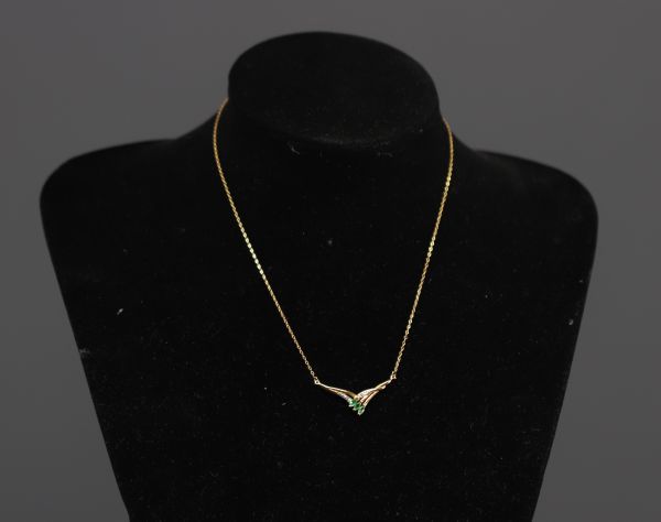 Necklace in 18k gold with marquise-cut emeralds and diamonds weighing 2.8g.