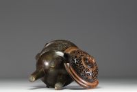 Chine - Brûle parfum en bronze sculpté, couvercle en bois.