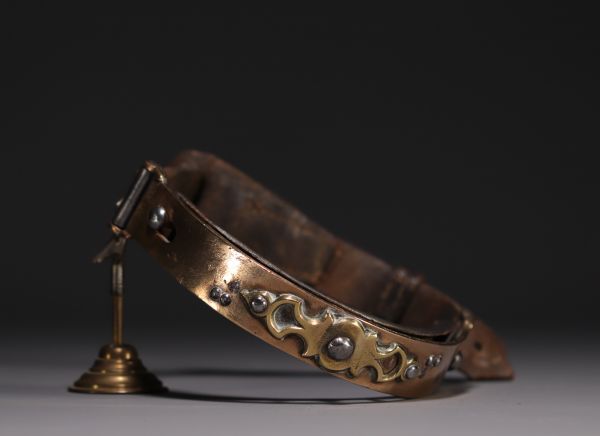 Rare leather dog collar with bronze choke system and steel nails, 19th century.