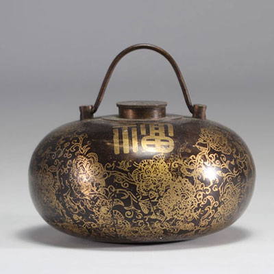 Chine, chauffe-main en bronze décoré d'un poème, vers 1900