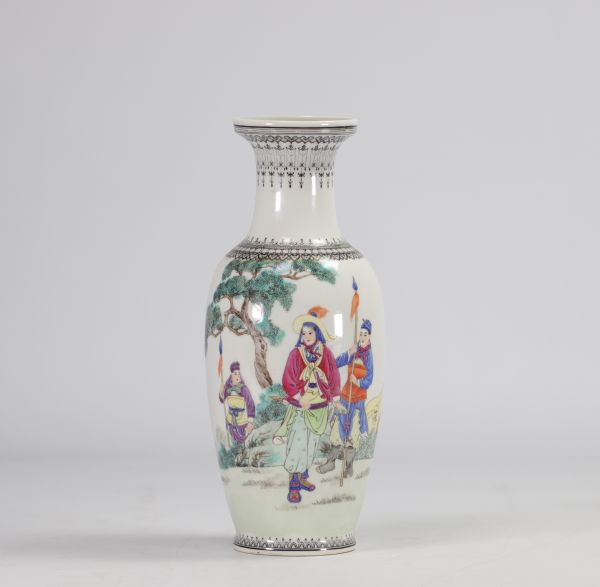 Porcelain vase decorated with brightly colored figures on an off-white background originating from China from the Republic period (1912-1949)