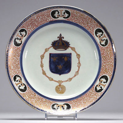 Grand plat en porcelaine de Samson à décor d'armoirie, fin XIXème.