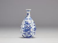 Petit vase en blanc et bleu à décor de fleurs fines de l'époque Kangxi (1661-1722)