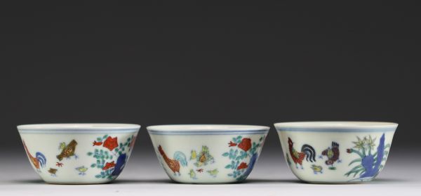 Chine - Ensemble de trois bols en porcelaine à décor en émaux Ducaï de coqs, poules et poussins.