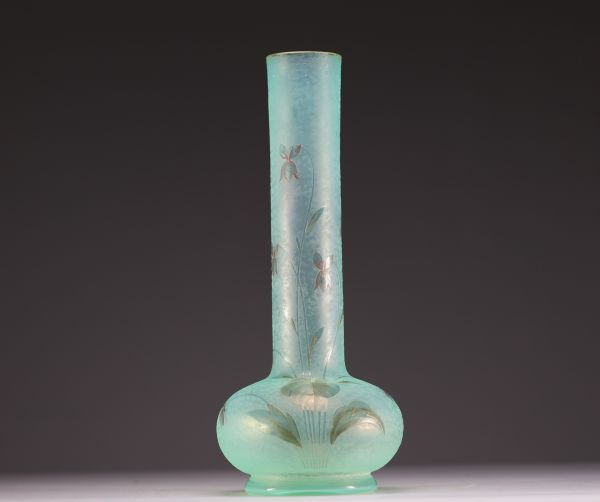 DAUM Nancy - Haut vase en verre givré de teinte vert d'eau dégagé à l'acide, à décor de fleurs, signé sous la base, vers 1900.