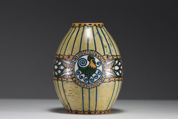 Charles CATTEAU (1880-1966) Boch Keramis - Vase au coq en grès vernissé, décor 635, forme 901, marque au bleu sous la pièce.