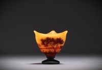 DAUM Nancy - Vase trilobé sur piédouche en verre multicouche orange à décor de paysage, signé.