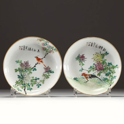 Chine - Paire d'assiettes en porcelaine polychrome à décor d'oiseaux et de calligraphie, marque d'artiste, XIXème.