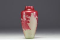 Paul NICOLAS ( 1875-1952) d'Argental - Vase en verre multicouche dégagé à l'acide à décor floral, signé.