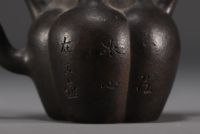 Chine -Théière en fonte, poème calligraphié en creux, marque Ming sous la pièce.