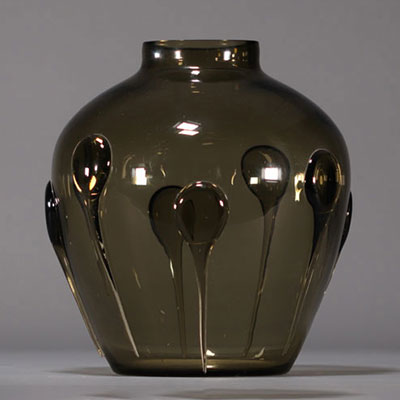 Vittorio ZECCHIN (1878-1947) Ovoid vase in Murano glassware in shades of brown with glass drops.