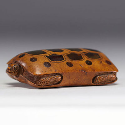 Rare snuff box in the shape of a turtle carved with inlays and nails, 19th century