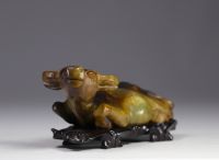 Sculpture d'un buffle en Jade sur socle en bois teinté noir.